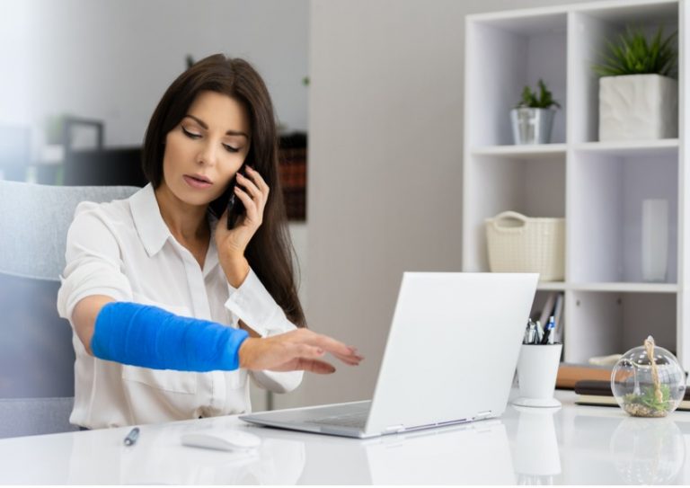 injured-worker-compensation-broken-arm-picture-id1363480866 (1)